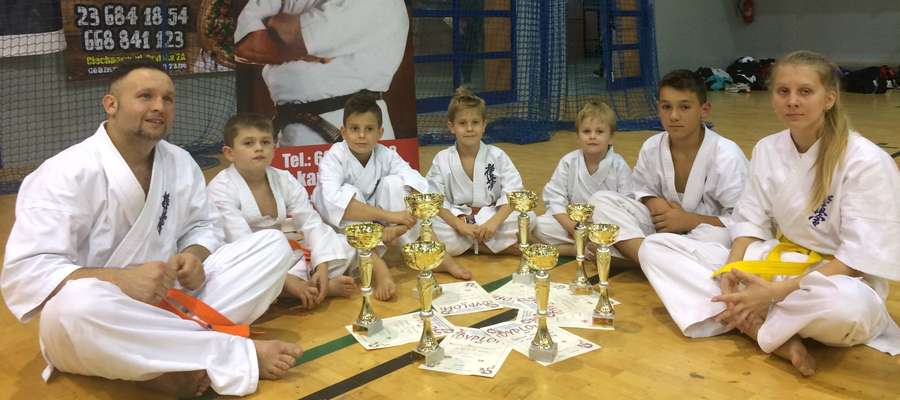 Ekipa iławskich karateków ze zdobyczami po turnieju w Ciechanowie