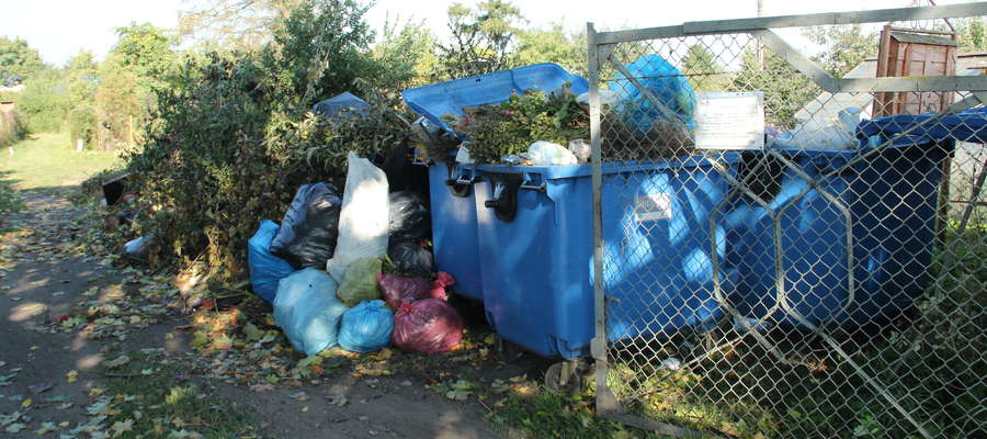 Góra śmieci przy bramie wjazdowej na teren ogrodów w Giżycku
