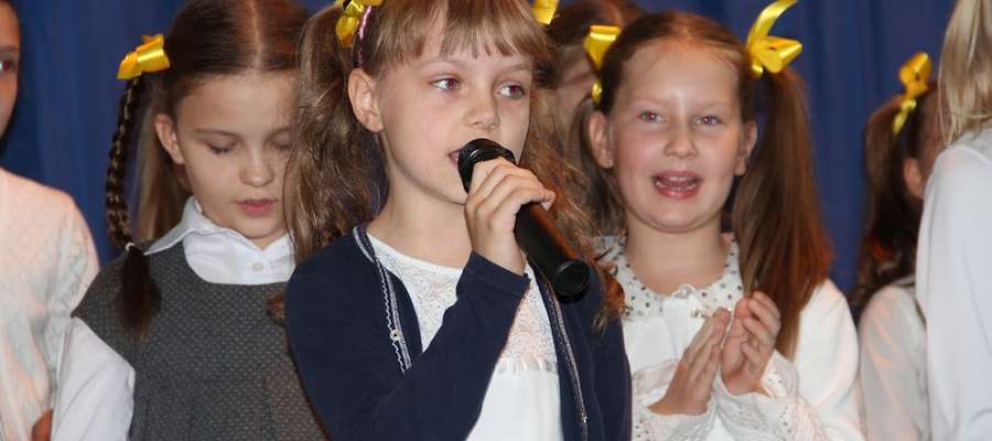 Dzieci podczas występu na apelu 