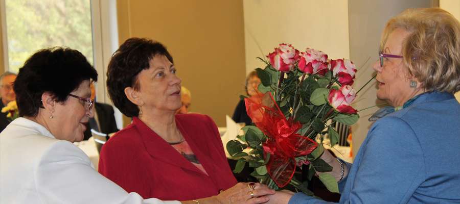 Na ręce Lucyny Abramowicz życzenia w dniu święta osób niewidomych złożyła m.in. burmistrz Otolia Siemieniec.