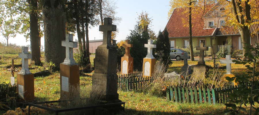 Nagrobki z lat 50-tych osób wyznania prawosławnego na cmentarzyku w Satopach-Samulewie.