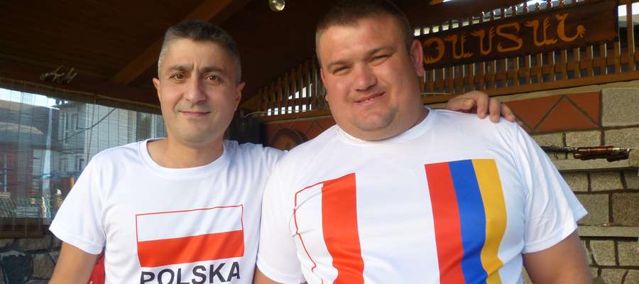 Armen Ghazaryan i Krzysztof Kaczmarczyk w polsko-ormiańskich koszulkach, zamówionych specjalnie na wyjazd na mecz eliminacji mistrzostw świata 