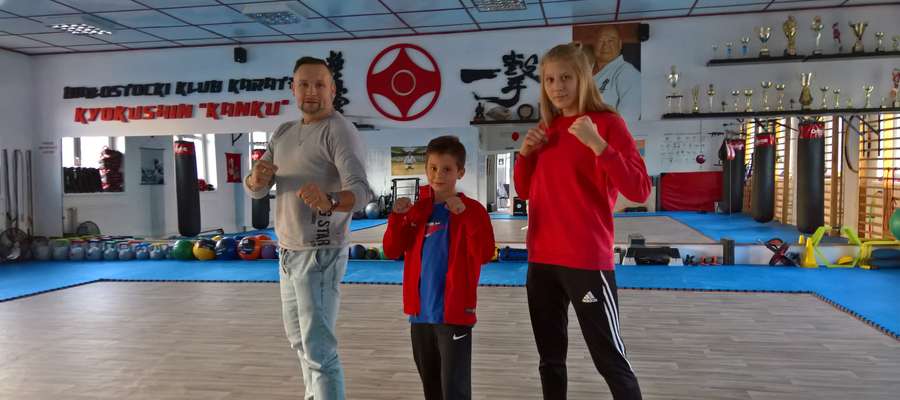 Od lewej strony Andrzej Galik, Wiktoria Witkowska i Jakub Zalewski z Iławskiego Klubu Kyokushin Karate