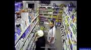 Ukradł koszyk pełen zakupów. Nagrał go monitoring, szuka go policja [film]