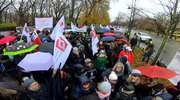 Pracownicy sądów i prokuratur protestowali przed KPRM. Domagają się podwyżek płac