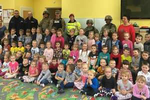 Żołnierze NATO i policjanci w szkołach w Wieliczkach i Kowalach Oleckich 