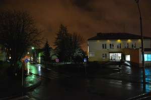 Przepalone latarnie uliczne w centrum Olecka 