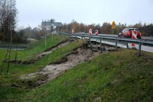 Deszcz uszkodził nasyp przy drodze S22 w okolicach Elbląga [zdjęcia]