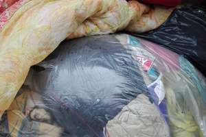 Kontenery na odzież używaną pełne ... śmieci