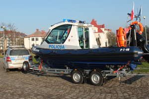 Policjanci z nową łodzią patrolową