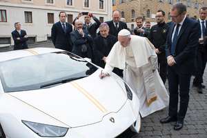 Papież Franciszek w lamborghini? 