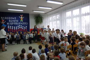 Przedszkolaki śpiewały piosenki patriotyczne