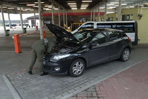 Osobowe Renault Megane zatrzymane na przejściu w Gronowie 