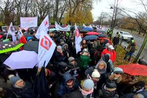 Pracownicy sądów i prokuratur protestowali przed KPRM. Domagają się podwyżek płac