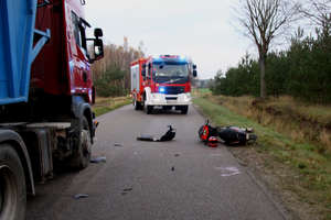 Motorowerzysta zderzył się z tirem