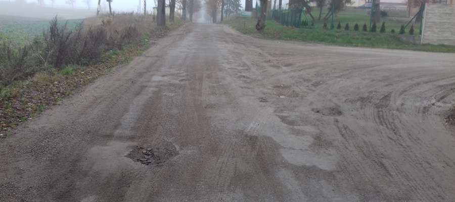 Tak wygląda asfalt na trasie z Jezioran do Lidzbarka Warmińskiego