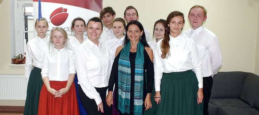 Dorota Herok (w środku) poprowadziła warsztaty tańca żydowskiego w Powiatowym Domu Kultury "Czerwony Tulipan" w Kętrzynie.