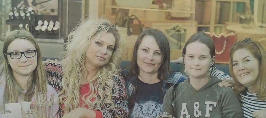 Pani Lidia (w środku) z córkami oraz Joanną Liszowską (druga z lewej) i Katarzyną Dowbor (pierwsza z prawej)