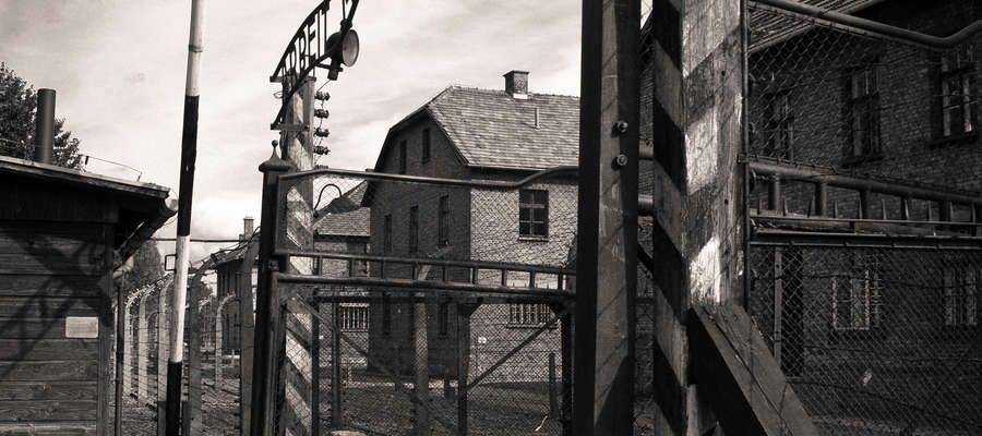 Brama główna w w Auschwitz z napisem Arbeit macht frei. To były niemiecki nazistowski obóz koncentracyjny i zagłady