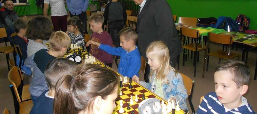 Podczas szachowych zmagań w szkole 