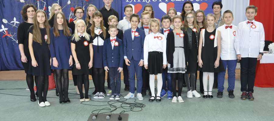 Młodzi wokaliści i nauczyciele, którzy przygotowali uczniów do występu  
