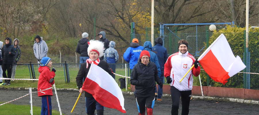 Niektórzy biegacze nie zapomnieli o biało - czerwonych flagach 