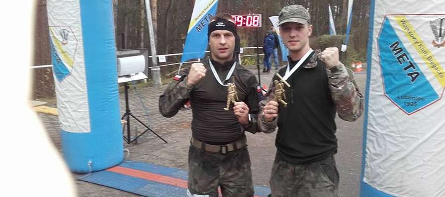 Popularny "Duchu" (po lewej) do Maratonu Komandosa przystąpił po ledwie 3 godzinach snu