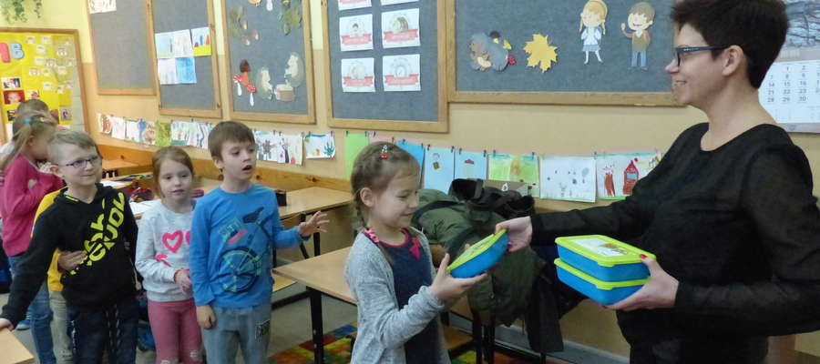  Pani Marzena Łęgowska z firmy Spomer  (sponsora) rozdawała pudełka śniadaniowe w Szkole Podstawowej nr 3 w Iławie