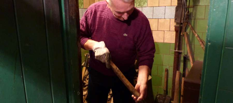 Pan Tadeusz ogrzewa dom piecem na węgiel, a popiół segreguje. — Dobrze, że możemy wsypywać popiół do specjalnych worków – mówi
