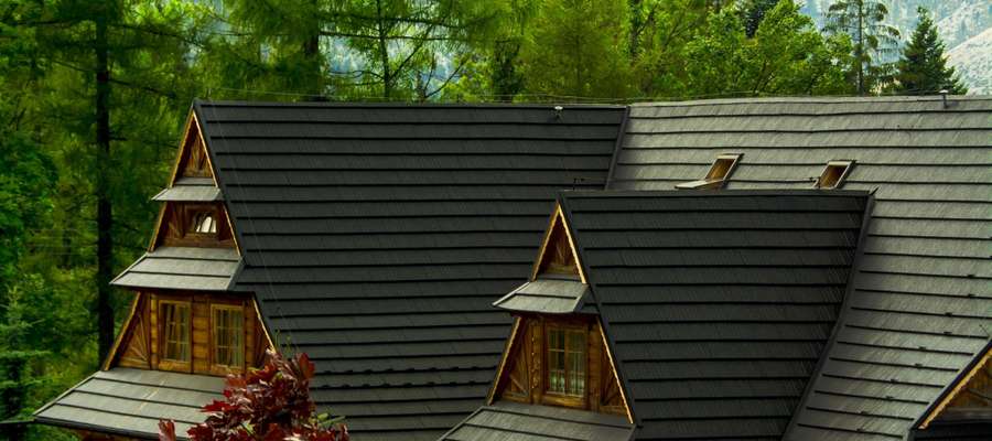Drewniany dom z blaszanym dachem