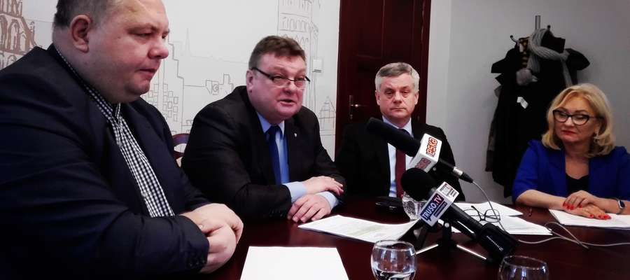 O utworzeniu Wojewódzkiego Ośrodka Piłkarskiego poinformowano podczas konferencji prasowej w Urzędzie Miasta w Elblągu. Pierwszy z lewej: Paweł Guminiak
