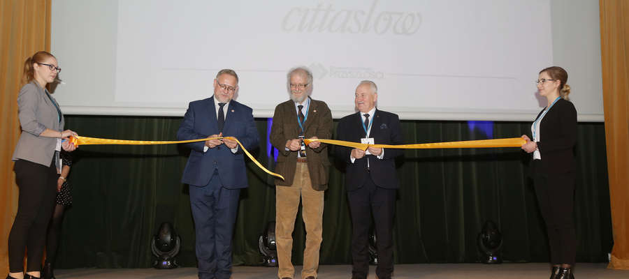 Symboliczne otwarcie biura Cittaslow w Olsztynie. Od lewej: Jacek Kostka, Pier Giorgio Oliveti i Gustaw Marek Brzezin