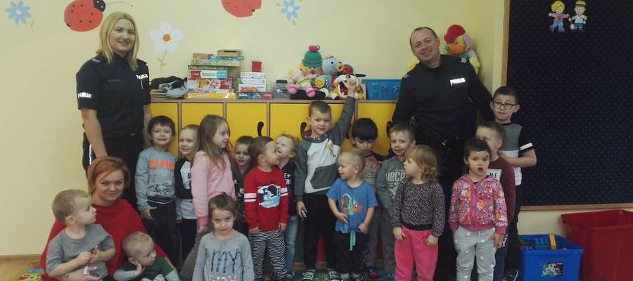 Policjanci odwiedzili przedszkolaków z Akademii Smyka i Chatki w Kwiatki
