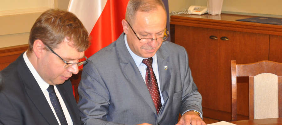 (Z lewej) Wojewoda Artur Chojecki oraz starosta piski Andrzej Nowicki