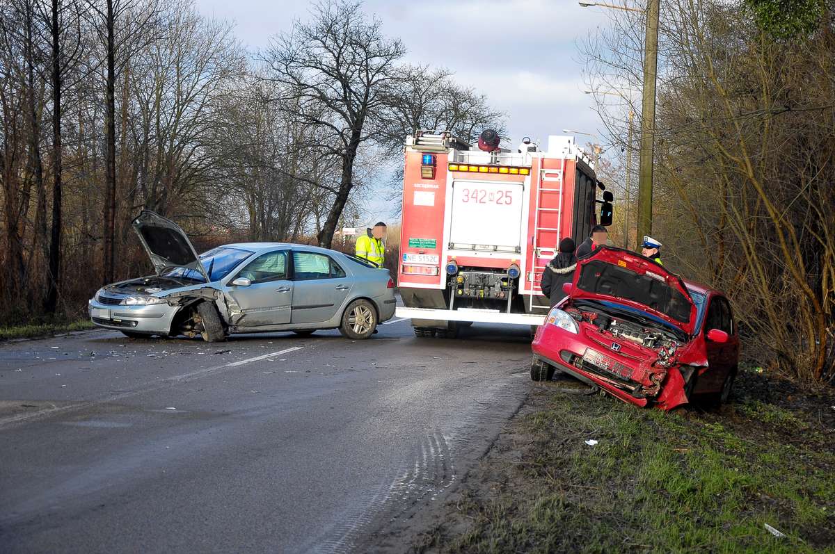 Na ul. Mazurskiej w Elblągu czołowo zderzyły się honda civic i renault laguna