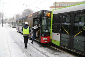 Dwie kolizje i trzy uszkodzone autobusy. W Olsztynie od rana padał śnieg [ZDJĘCIA]