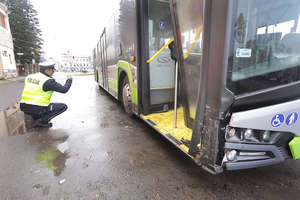 Uderzył w autobus komunikacji miejskiej na ul. Poprzecznej w Olsztynie. Był kompletnie pijany