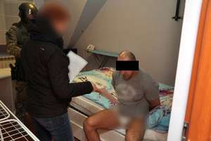 Antyterroryści w Ełku. Kryminalni rozbili gang czerpiący korzyści z prostytucji [ZDJĘCIA I FILM Z ZATRZYMANIA]