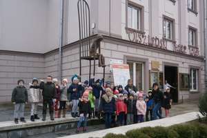 Uczniowie ze Zwiniarza w Teatrze Lalek w Olsztynie 