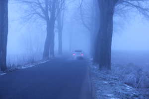 Drogi i ulice toną we mgle. Uważajcie w podróży