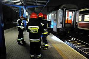 Dym w wagonie pociągu. Akcja straży na dworcu w Elblągu