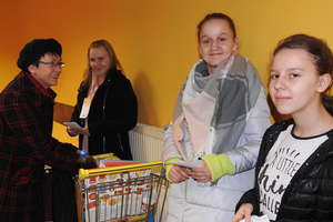 Wolontariusze zbierają żywność w czterech sklepach w Nowym Mieście 