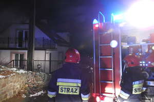 Pożar w domu w Dąbrowie. Ogień na poddaszu i pełno dymu