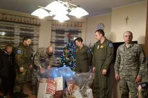 Żołnierze NATO z Niemiec przyjechali z prezentami dla dzieci
