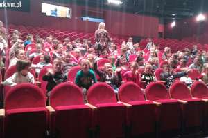 Mikołajkowy wyjazd do teatru uczniów ze szkoły w Dłutowie