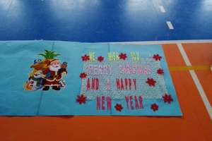 Uczniowie ze Szkoły Podstawowej w Niechłoninie przesyłają życzenia świąteczne
