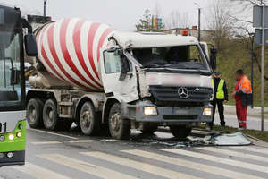 Zderzenie dwóch ciężarówek na Sikorskiego w Olsztynie. Betoniarka najechała na naukę jazdy [ZDJĘCIA]