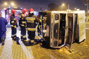 Wypadek na ulicy Towarowej w Olsztynie. Bus zderzył się z osobówką [ZDJĘCIA, VIDEO]