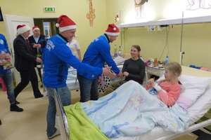 Mikołaje z Jezioraka obdarowały prezentami małych pacjentów iławskiego szpitala [ZDJĘCIA]