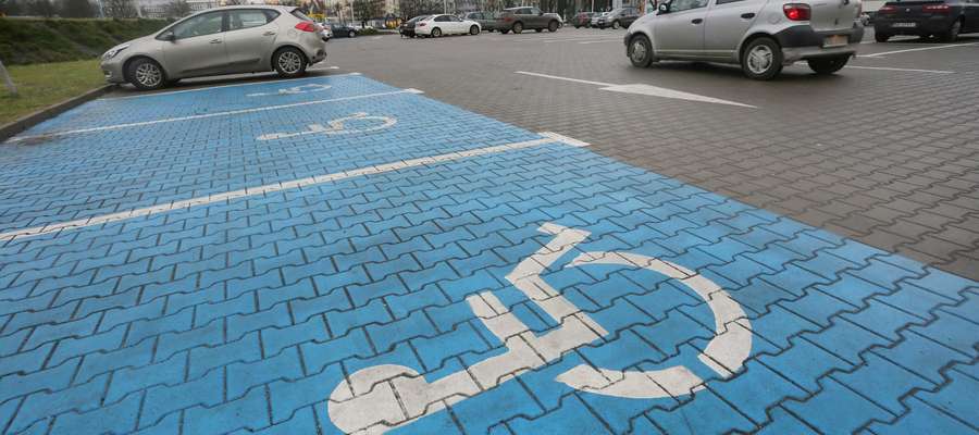 Miejsce parkingowe

Olsztyn-miejsca postojowe dla inwalidów mają być pomalowane na niebiesko Nz. Plac Solidarności